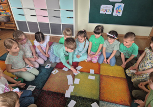 Dzieci w trakcie gry memory "Kolorowe skarpetki".