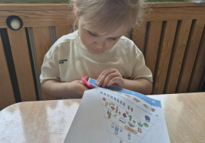 Dziewczynka wycina piramidę zdrowie