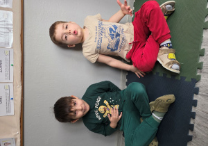 Chłopcy oddychają głęboko i bardzo powoli