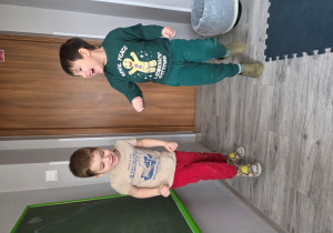 Chłopcy biegają w miejscu, żeby się zmęczyć.