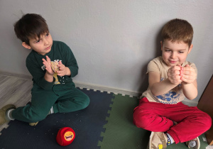 Chłopcy relaksują się gniotkami.