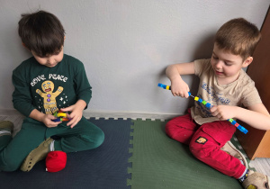 Chłopcy relaksują się manipulując zabawkami