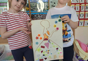 Dzieci prezentują wykonaną przez siebie pracę plastyczną.