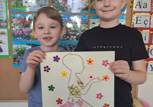 Dzieci prezentują wykonaną przez siebie pracę plastyczną.