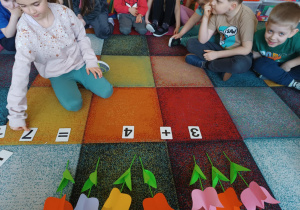 Dzieci biorą udział w zajęciach matematycznych.