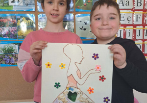 Dzieci prezentują wykonaną przez siebie pracę plastyczną.