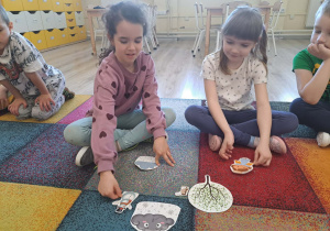 Dzieci prowadzą zabawę słowną z wykorzystaniem sylwet "Nadchodzi wiosna".