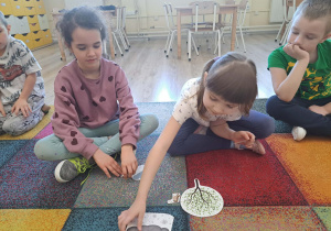 Dzieci prowadzą zabawę słowną z wykorzystaniem sylwet "Nadchodzi wiosna".