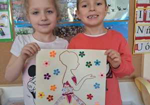 Dzieci prezentują wykonaną przez siebie pracę plastyczną.