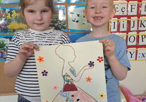 Dzieci prezentują wykonaną przez siebie pracę plastyczną.