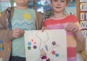 Dzieci prezentują wykonaną przez siebie pracę plastyczną.