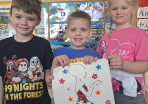 Dzieci prezentują wykonaną przez siebie pracę plastyczną.
