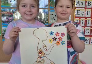 Dzieci prezentują wykonaną przez siebie pracę plastyczną.