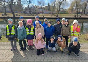 Dzieci na spacerze, na którym obserwowały pierwsze oznaki wiosny.