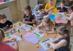 Dzieci wg własnego pomysłu ozdabiają skarpetki.