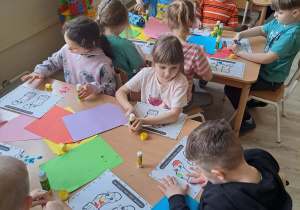 Dzieci wg własnego pomysłu ozdabiają skarpetki.