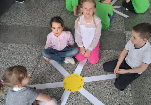 Dzieci wykonują zadania konkursowe.