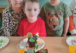 dzieci pozują do zdjęcia