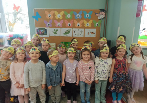 dzieci pozują do zdjęcia grupowego