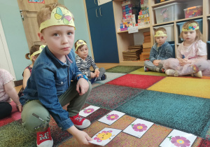 chłopiec dobiera takie same kształty