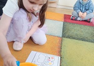 dziewczynka wybiera odpowiednie pompony