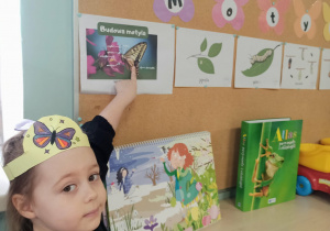 dziewczynka wskazuje motyla