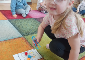 dziewczynka wybiera odpowiednie pompony