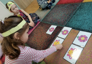 dziewczynka dobiera takie same kształty