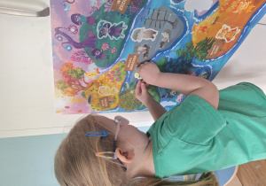 dziewczynka przykleja czuciaka