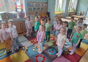 dzieci stoją w szarfach