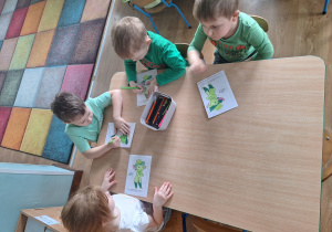dzieci kolorują Pana Zielonka