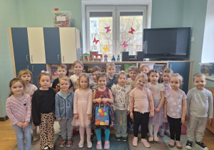 dzieci pozują do zdjęcia grupowego