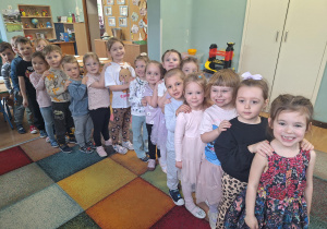 dzieci ustawione są w pociąg