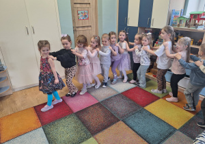 dziewczynka prowadzi pociąg