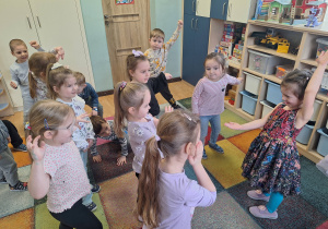 dzieci bawią się w zabawę "Fotograf"