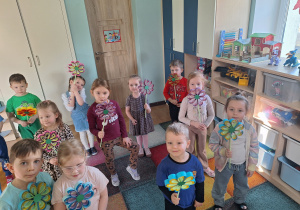 dzieci trzymają kwiaty