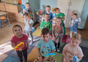 dzieci machają kwiatami