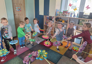 dzieci tańczą z kwiatami