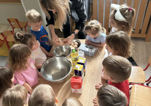 Pani Sylwia omówiła z dziećmi jakie składniki będą potrzebne do zrobienia gofrów.