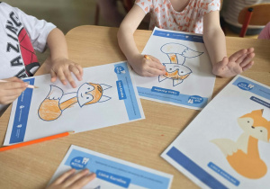 dzieci kolorują liska