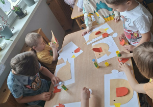 Dzieci robią prace plastyczną