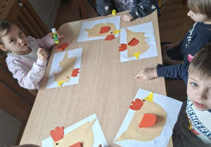 dzieci pracują przy stoliku