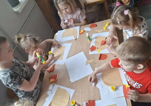 dzieci pracują przy stoliku