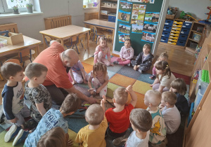 dzieci zapoznają się w narzędziami