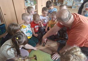 dzieci majsterkują z pomocą pana Tomka