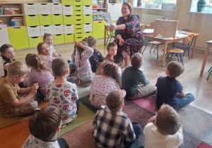 Dzieci słuchają bajki.