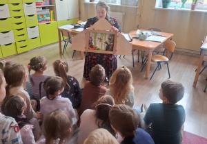 Dzieci słuchają bajki.