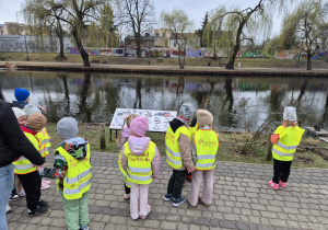 Dzieci przy stawie w parku