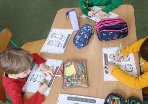 Dzieci podczas pracy przy stolikach.