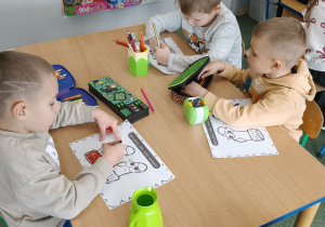 Dzieci podczas pracy przy stolikach.